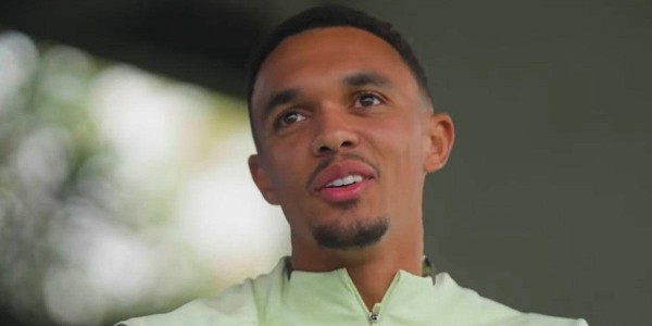 阿诺德透露与利物浦队友私下互动，表达对安菲尔德的尊重